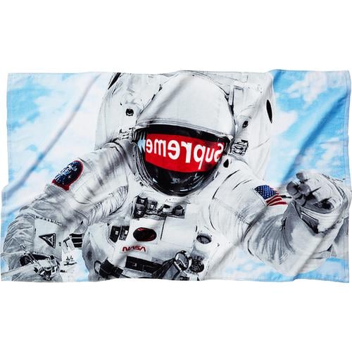 Details on Astronaut Beach Towel from spring summer
                                            2015