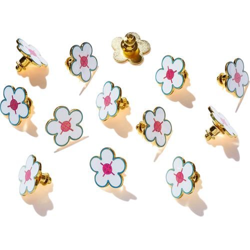 Details on Flower Pin from spring summer 2017 (Price is $8)